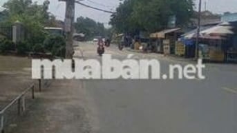 Ban dat mat tien đuong xe tai lon sat duong nhua phuong an thanh.Ta.Bd