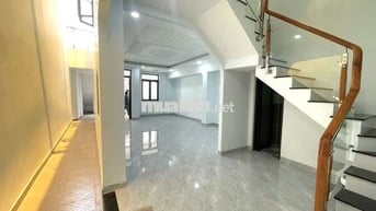 5 x 20 xe hơi để trong sân nhà 1 lầu phòng lớn cực thoáng ở làm VP