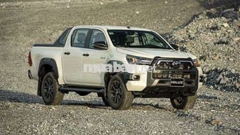 Toyota Hilux trắng số tự động 5 chỗ