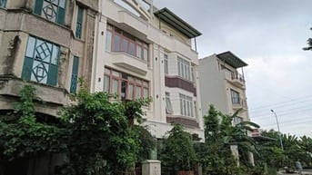 Cho thuê 2 căn liền kề 12x18 , 650m2 dtsd , sàn suốt , thông tầng