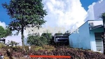 BÁN GẤP NỀN D10 CÓ HẺM BÊN HONG VÀ PHÍA SAU