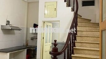 Nhà 2 tầng mới, lối đi riêng biệt. Tổng DT: 40m.