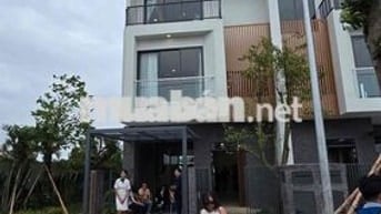 Hàng hiếm, chính chủ cần bán nhà phố hai mặt tiền  sát căn góc.