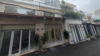 Nhà đẹp vị trí đắc địa gần công viên xe hơi để trong nhà có thang máy 