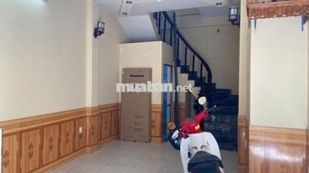 Nhà nhỏ phù hợp gia đình trẻ cần bán, vị trí cực đẹp