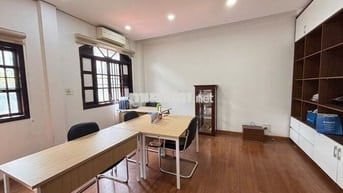 Cho thuê phòng làm văn phòng – có máy lạnh & WC riêng