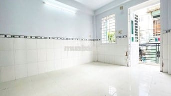 Phòng Máy Lạnh - Ban Công Giá Rẻ Ngay Vincom Quang Trung
