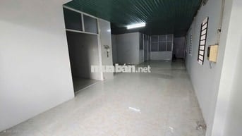 Cho thuê kho xưởng 300m2 hẻm xe tải gần ngã tư Trung Chánh, Hóc Môn