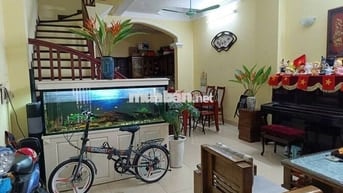 BÁN NHÀ  - THOÁNG TRƯỚC SAU - Ô CHỜ THANG MÁY - GẦN PHỐ - PHÂN LÔ