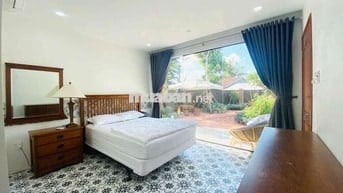 Nhà sân vườn biệt thự 380m2, 2 phòng ngủ, 2WC, full nội thất, hẻm 4m