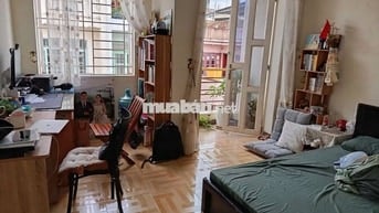 Căn hộ 1 phòng ngủ tách bếp có cửa sổ ban công