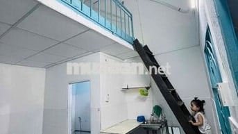 chính chủ.máy lạnh, ngay trệt.gác đúc, bếp toilet lối đi riêng