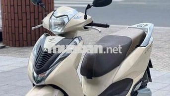 xe honda lead 2017 màu vàng đen len ken mới 95 %