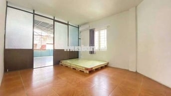 Căn hộ 2PN lầu 2 có bếp riêng sân riêng full nội thất