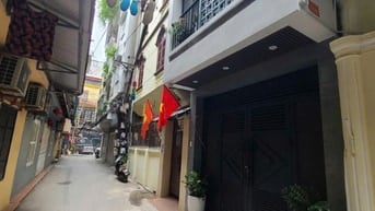 Phân lô Trần Quốc Hoàn 36m2*6T ô tô đỗ cửa, nhà đẹp, dân trí cao 12 tỷ