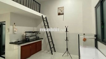 Gác, ban công, phòng ngủ riêng, máy lạnh, bếp riêng, toilet riêng,30m²