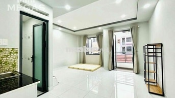 Studio Ban Công Thoáng Full Nội Thất Rộng 40m2 Ngay Công Viên Làng Hoa