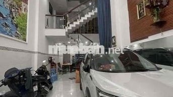 nhà 3 tầng. xe hơi ngủ trong nhà. quận 7