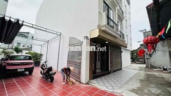 Đại Cát - 35m2 - 5 tầng - sân rộng ô tô đỗ cửa