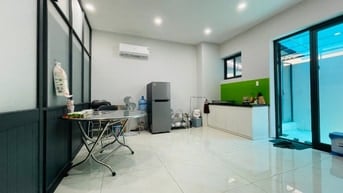 mặt bằng tầng trệt, vị trí đẹp, có chổ đậu oto, bàn giao cơ bản