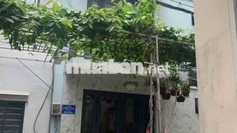 nhà 1 trệt 2 lầu 2 phong ngu 2 tollet  1 sân thuong