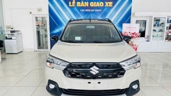 Suzuki XL7 7 chỗ, màu trắng ngà nóc đen