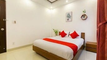 Khách sạn Nguyễn Minh Hoàng (K300). DT 4.2x17m, hầm 6 tầng
