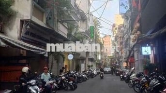 Hẻm thương mại top 1 Q1. Dt 3.7x16m 2 lầu. Giá chỉ 40tr