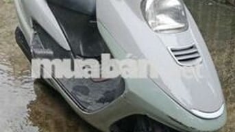Xe Honda màu bạc