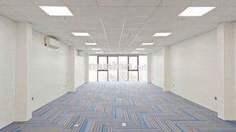 Cho thuê văn phòng Định Công 280m2 47tr 2 thoáng full kính oto đỗ cửa