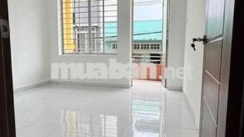 Share phòng ban công lầu 1 trong nhà nguyên căn Âu Cơ P10