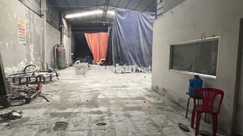 XƯỞNG MẶT TIỀN ĐƯỜNG XE CÔNG 300M2 CÓ VĂN PHÒNG VÀ ĐIỆN 3 PHA