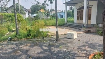 Cho thuê đất, chính chủ, vị trí đẹp, giá cực rẻ, DT 2000m2, có nhà ở.