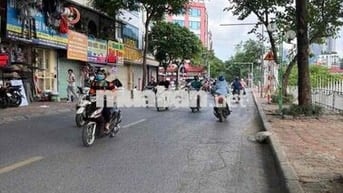 Mặt đường Nguyễn Khang . Nhà 7T x Dt 82m x Mt 5.2m.Vỉa Hè, Oto Tránh,