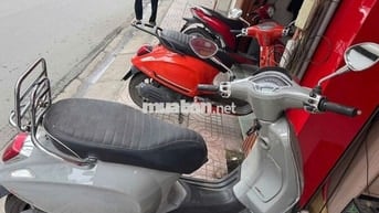Vespa Sprint 2020 màu xám nữ chạy còn mới
