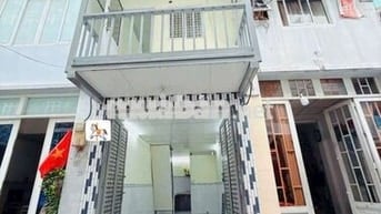 Cho thuê nhà đường Võ Văn Kiệt P1.Q5 DT.2m5×8m2 } 1 Lầu 2 Phòng 1 wc.