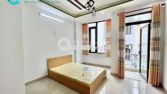 PHÒNG BAN CÔNG FULL NỘI THẤT CÓ KỆ BẾP TỦ LẠNH NGAY CV LÀNG HOA