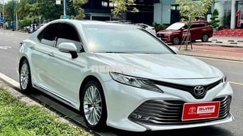 Toyota Camry 2.5Q 2019 màu trắng ngọc trai