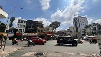 Gia đình cần bán căn nhà 5 tầng hẻm xe hơi sát mặt tiền Lê Văn Sỹ