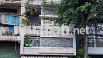 Nhà ngay trung tâm,máy lạnh,tolie riêng