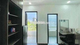 Căn hộ full nội thất 1PN tách bếp ban công mặt đường Trường Sa giáp Q1