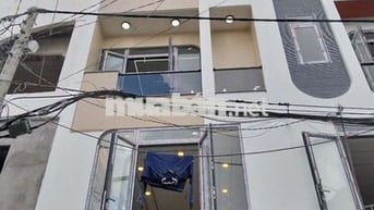 Bán nhà hẻm thông xe hơi đậu trong nhà, khu cao tầng đồng bộ, an ninh
