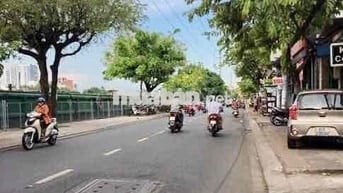 nhà đẹp 2 tầng. sát hẻm xe hơi. quận 7