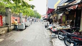 Ô TÔ ĐỖ TRONG NHÀ - GẦN CHỢ KINH DOANH VÔ ĐỐI - NHÀ MỚI