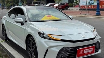 Toyota Camry 2025 2.5HEV TOP - 1300 km màu trắng