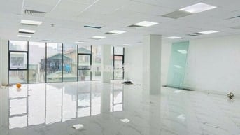 Cho thuê văn phòng Đội Cấn 150m² mới đẹp vuông đét 25tr hầm để 10 oto