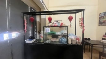 thanh lý một số đồ dùng sau: Quầy bán hàng, bàn chặt mặt đá