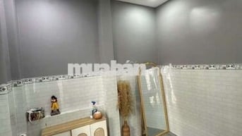 phòng ,sau lưng nhà thờ xom chiếu ,khu an ninh tốt ,giờ giấc tự do