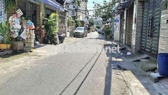 Nhà 1/ ngay sát MT, 2 tầng BTCT, HXT thông , 4PN, 4WC.