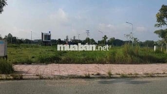 Đất mặt tiền 350tr ngay trung tâm chợ Đức Hoà liên hệ em Yến để đi xem